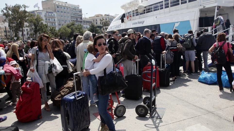 Άρχισε η έξοδος των Αθηναίων από το κλεινόν άστυ – Αυξημένη κίνηση στα λιμάνια